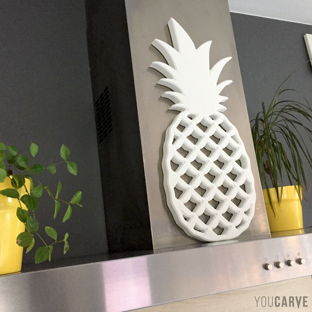 Forme décorative d’ananas en PVC expansé blanc ép. 19 mm, à poser ou à accrocher au mur.