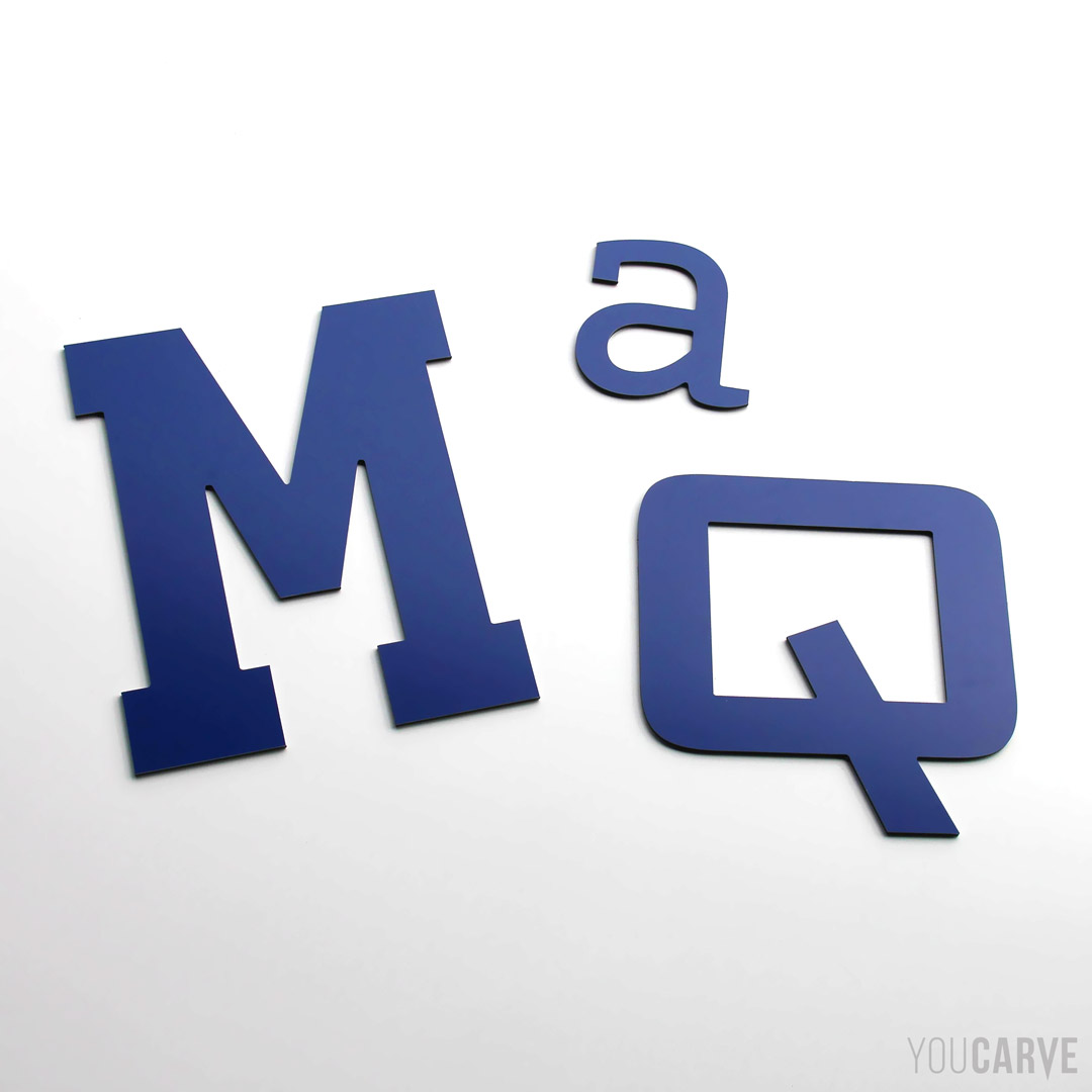Diverses lettres découpées en aluminium-dibond laqué bleu RAL 5002 mat (épaisseur 3 mm), pour l’enseigne et la signalétique.