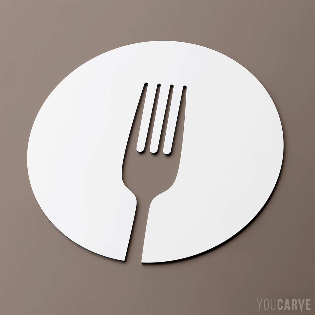Pictogramme/icône de fourchette (restaurant) découpée en aluminium-dibond laqué blanc mat (épaisseur 3 mm), pour l’enseigne et la signalétique.