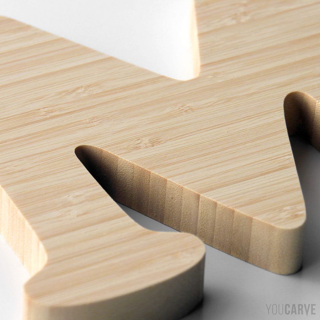 Lettre 3D en bois (bambou lamellé-collé naturel épaisseur 19 mm), pour l’enseigne ou la décoration.