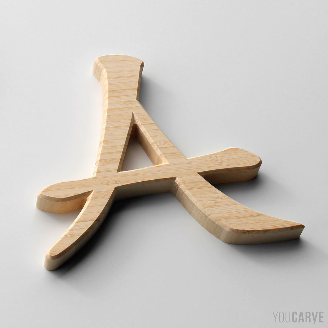 Lettre A découpée en bois (bambou naturel lamellé-collé épaisseur 19 mm), pour l’enseigne ou la décoration.