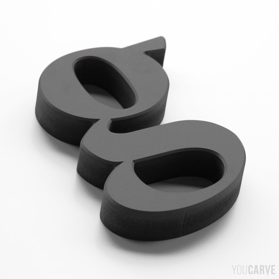Lettre 3D en PVC expansé noir épaisseur 30 mm, pour l’enseigne et la signalétique.