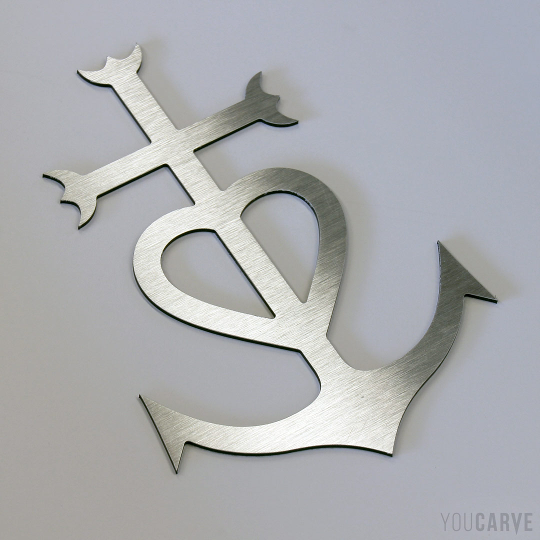 Symbole de la croix camarguaise découpée en dibond aluminium brossé (épaisseur 3 mm), pour l’enseigne, la signalétique et la décoration.