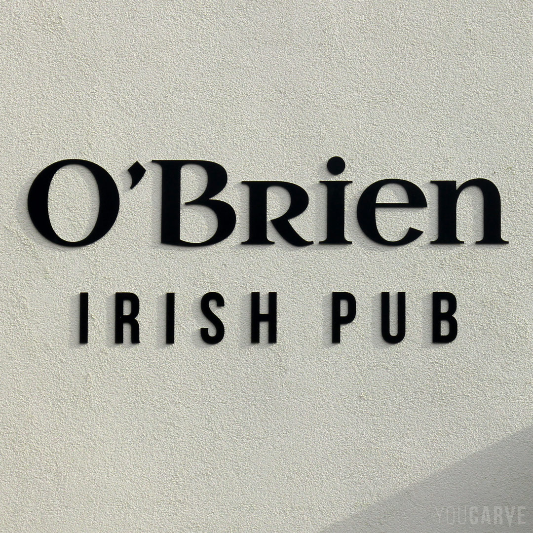 Réalisé par O’Brien Irish Pub : enseigne pub irlandais, lettres découpées en aluminium-dibond laqué noir mat (épaisseur 3 mm), fixation : collage sur façade.