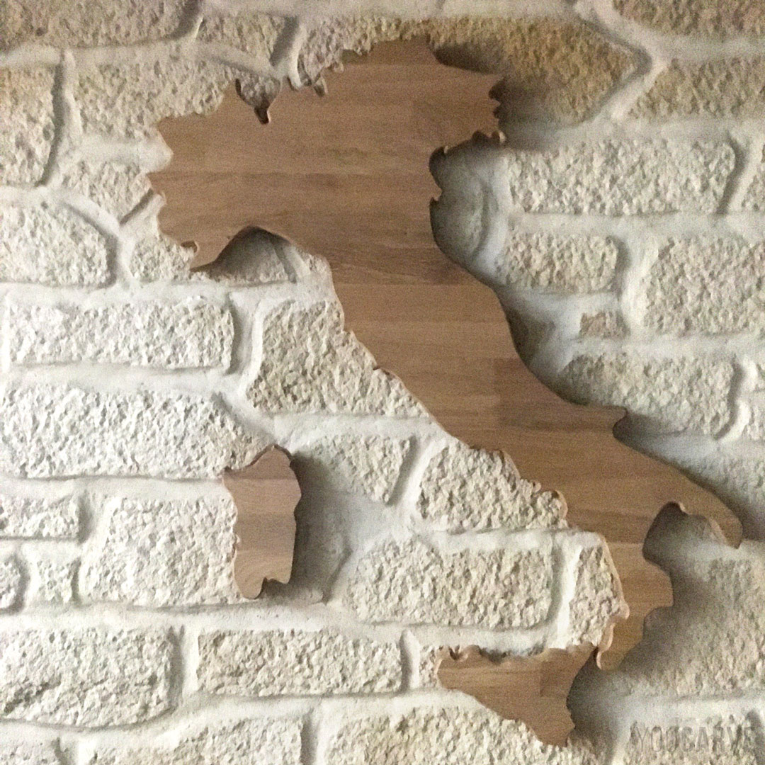 Carte de l’Italie découpée en chêne lamellé collé (épaisseur 19 mm) avec fixation sur entretoises clipsables.
