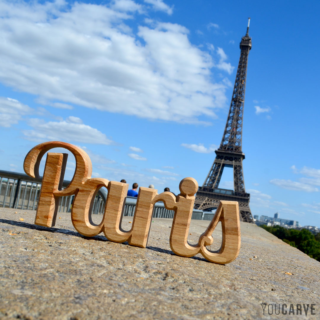 Lettres décoratives devant la Tour Eiffel pour une excursion à Paris, découpé en chêne lamellé collé.