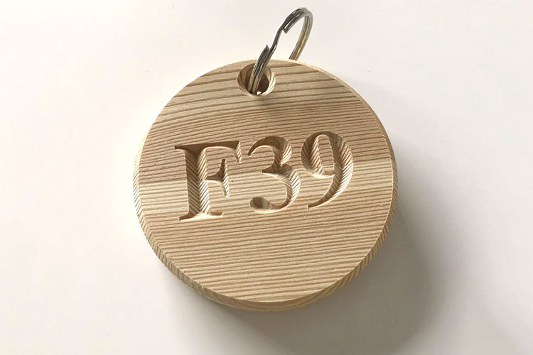 Porte-clé numéroté en bois pour chambre d'hôtel ou maison d’hôtes, découpe de mélèze avec numéro de chambre gravé en V.