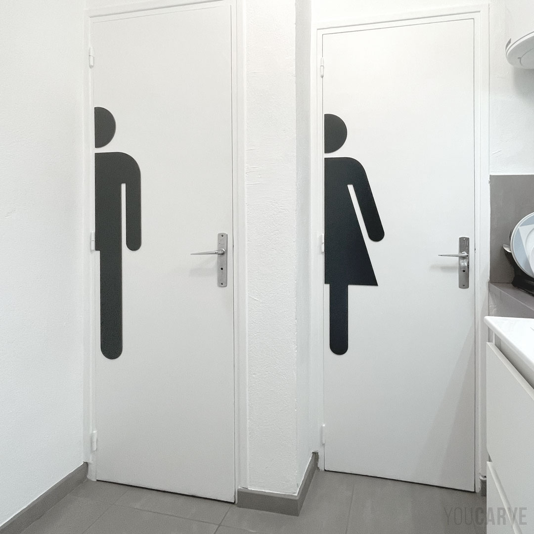Signalétique toilettes-WC, demi-pictogrammes homme et femme, découpe en aluminium-dibond laqué gris anthracite (RAL 7016) ép. 3 mm, fixation mousse double-face.