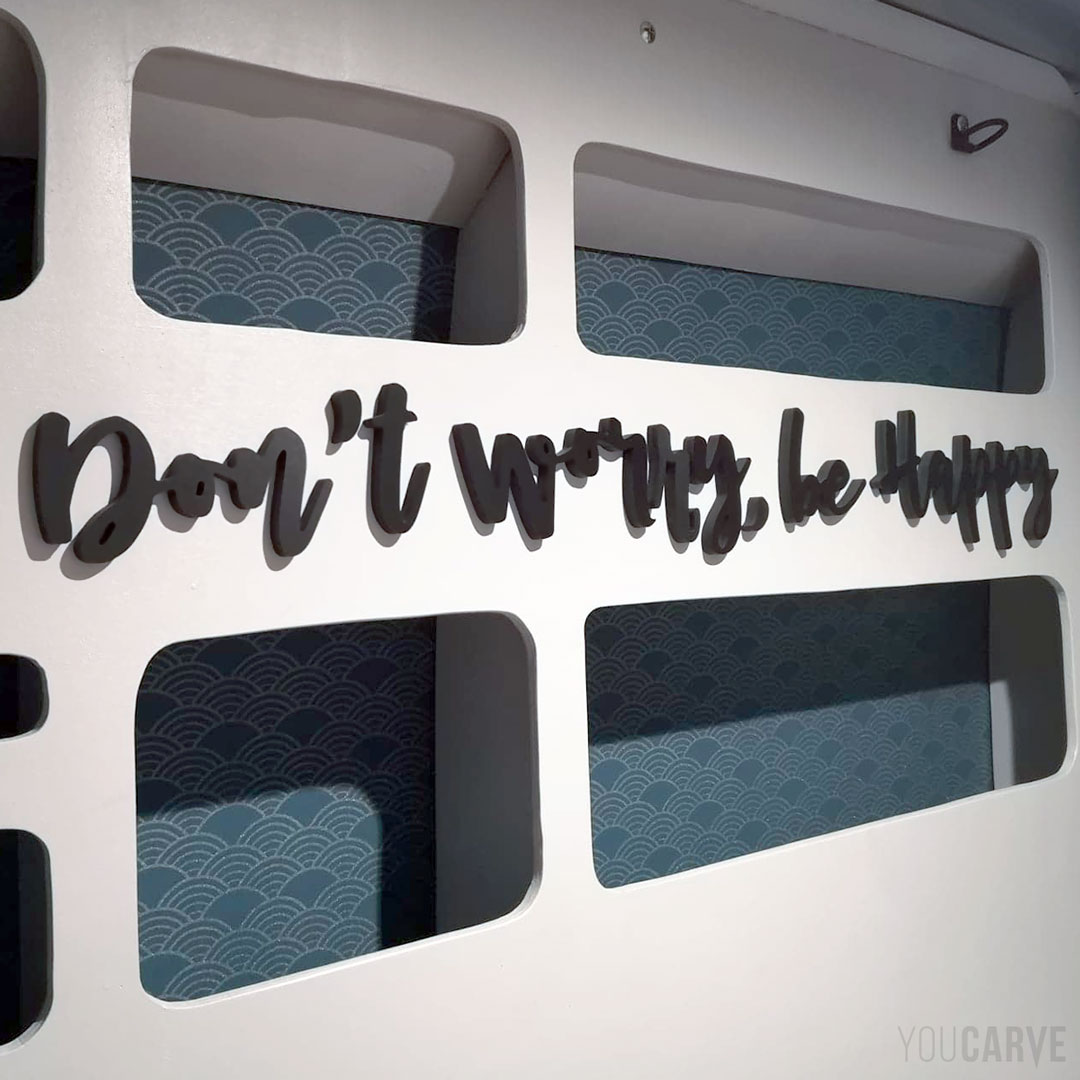 Lettres en relief 3D découpées en PVC noir pour décoration intérieure d'un van